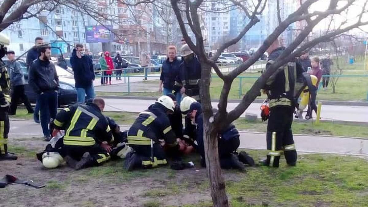У Києві рятувальники витягли з вогню та реанімували двох дітей