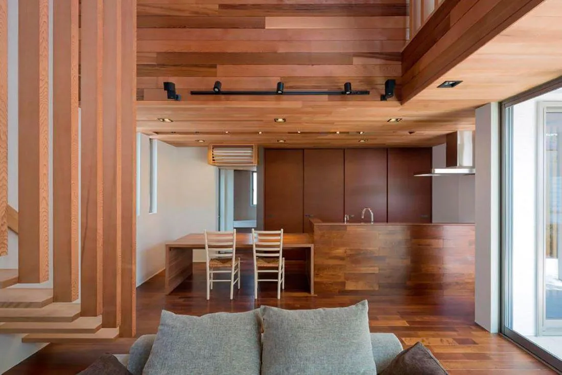 потолок с деревянный планок