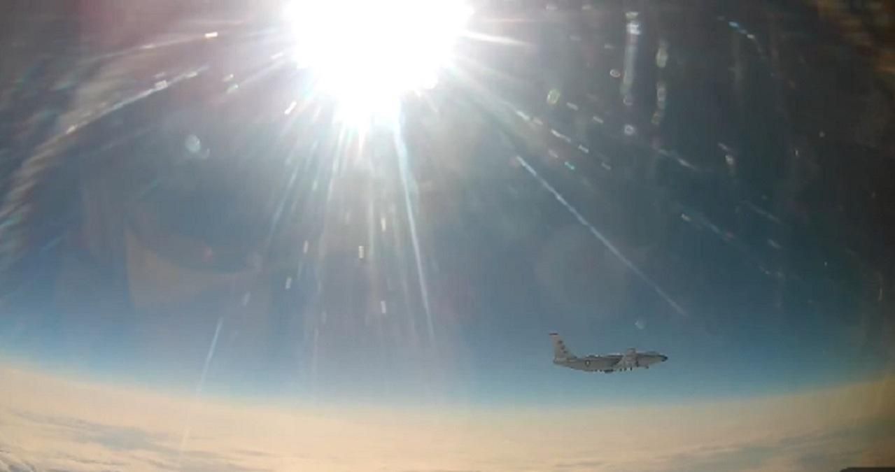 Россия говорит, что перехватила над Тихим океаном самолет США Россия говорит, что перехватила над Тихим океаном самолет США