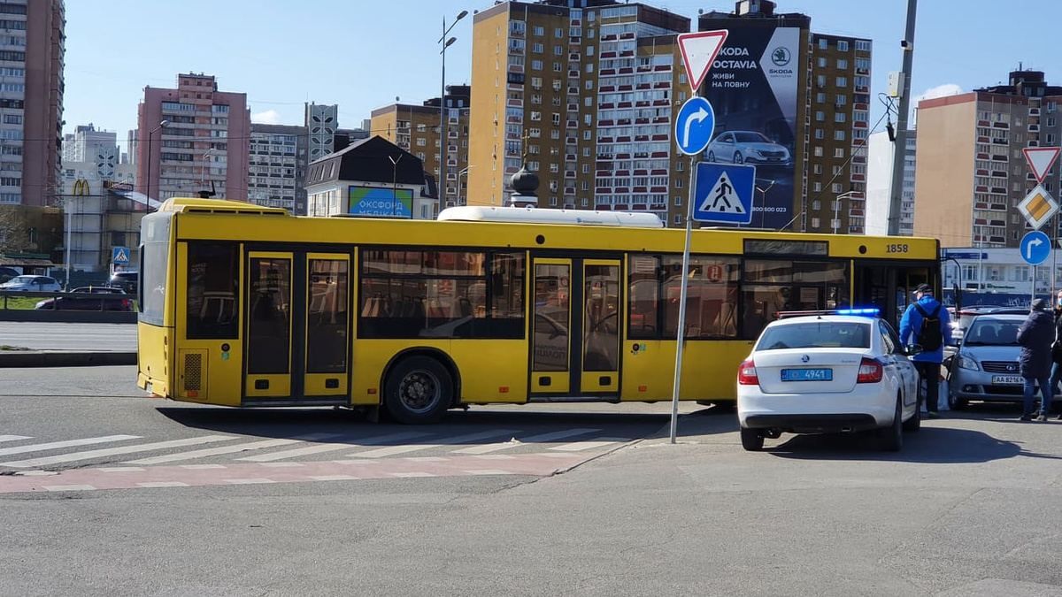 В Киеве автобус с пассажирами влетел в столб, а затем в машину