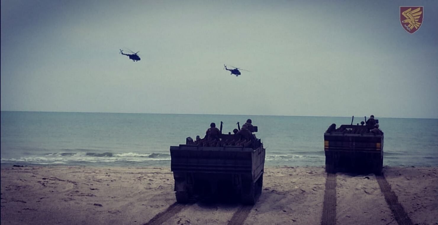 Украинские десантники провели учения на морском побережье: фото Украинские десантники провели учения на морском побережье: фото