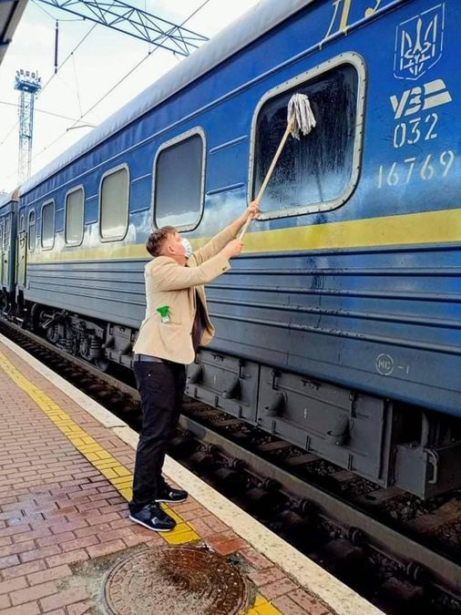 Показать детям Украину, – датчанин объяснил, почему мыл окно поезда УЗ Показать детям Украину, – датчанин объяснил, почему мыл окно поезда УЗ