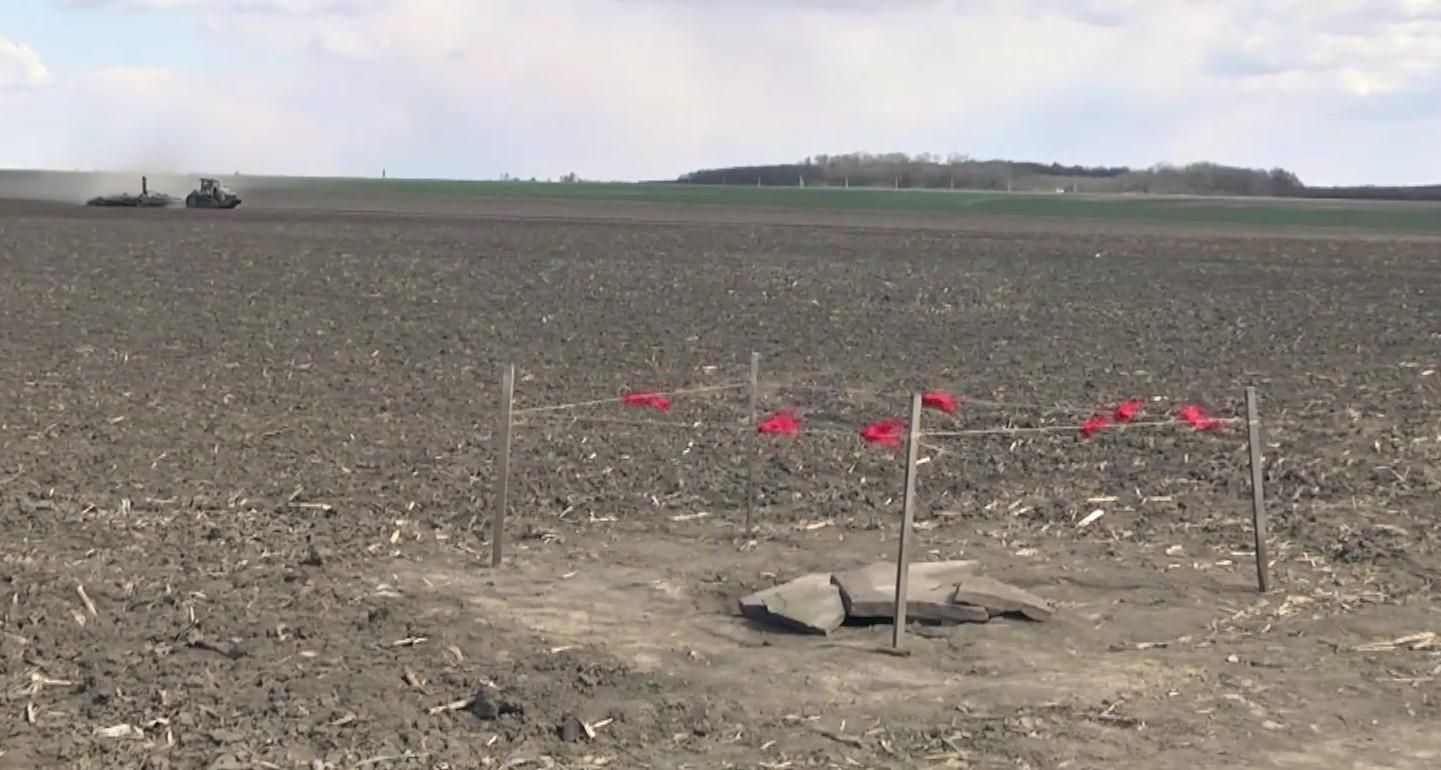 Посреди поля на Тернопольщине обнаружили старинный саркофаг: фото Посреди поля на Тернопольщине обнаружили старинный саркофаг: фото