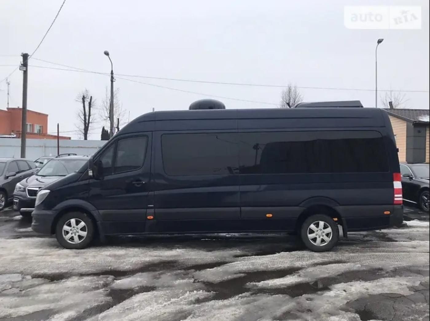 У Києві продають мікроавтобус Кернеса за 150 тисяч доларів: фото