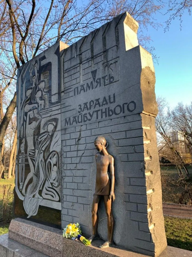 Зеленський вшанував пам'ять жертв нацистських концтаборів Зеленський вшанував пам'ять жертв нацистських концтаборів