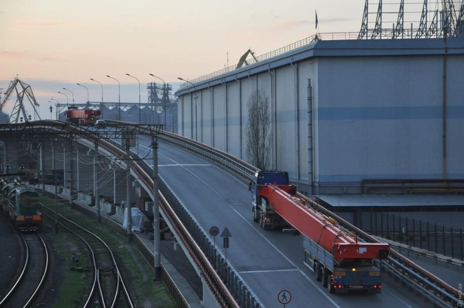 Уникальная операция в порту Одессы: перевезли огромный кран Уникальная операция в порту Одессы: перевезли огромный кран