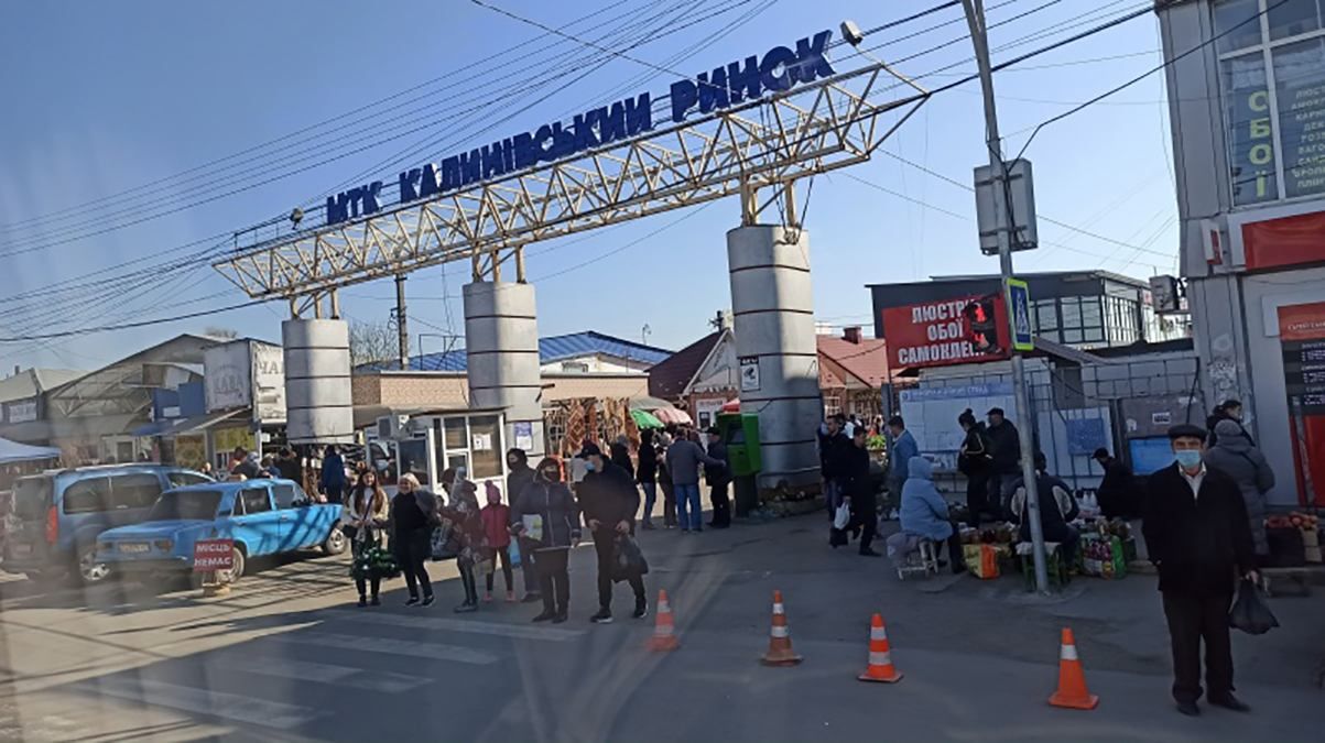 У Чернівцях, попри карантин, працює Калинівський ринок У Чернівцях, попри карантин, працює Калинівський ринок
