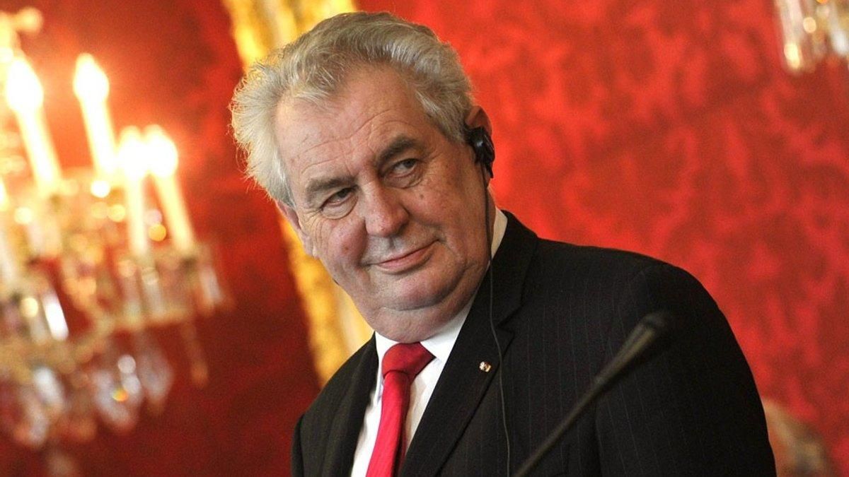 Президент Чехии Земан пересел в инвалидную коляску Президент Чехии Земан пересел в инвалидную коляску