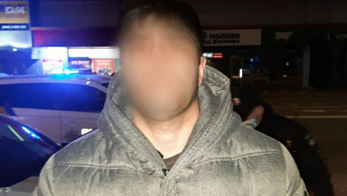 В Киеве на Позняках поймали таксиста, который ограбил пассажира В Киеве на Позняках поймали таксиста, который ограбил пассажира