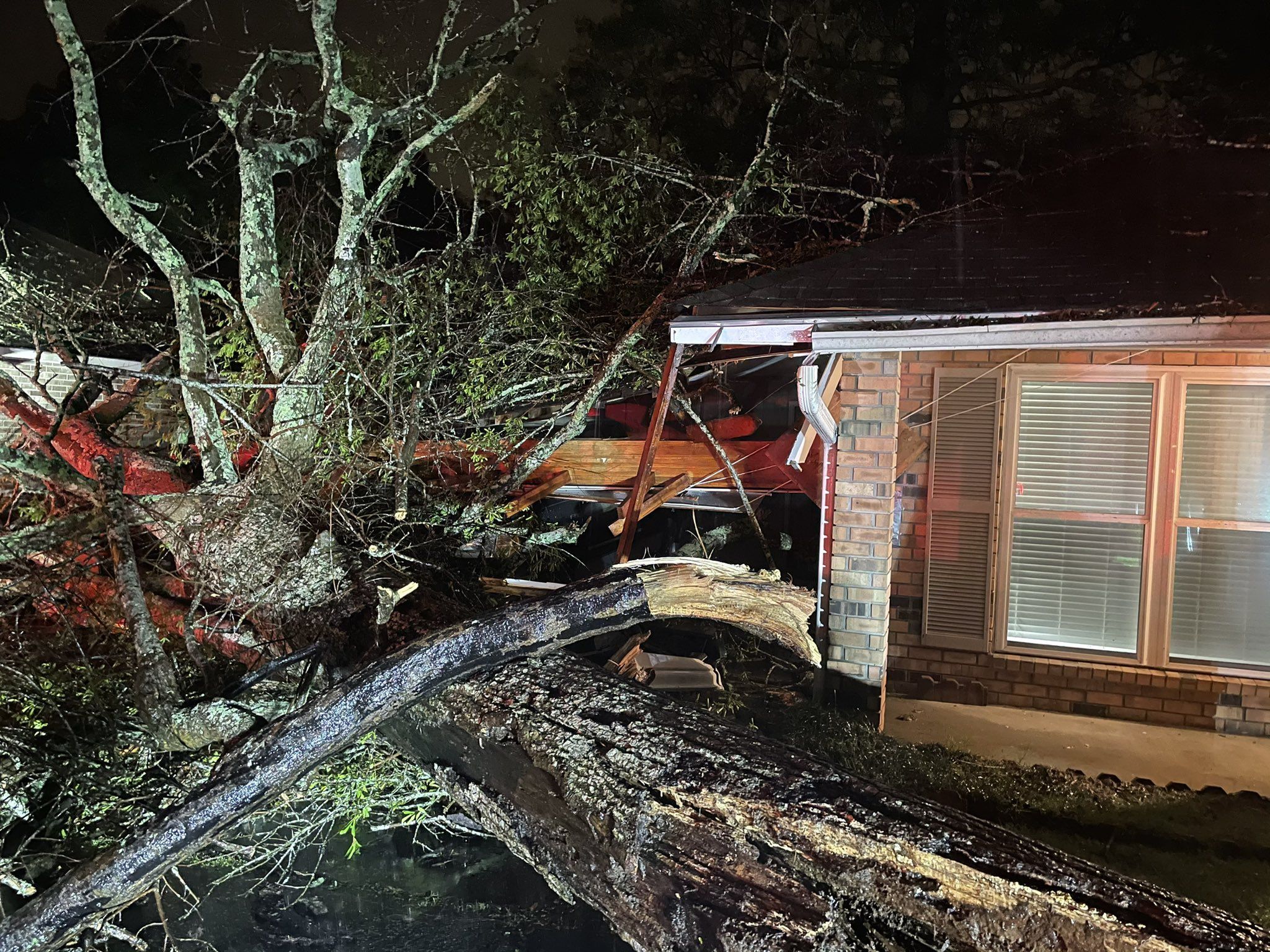 Без електрики 50 тисяч людей: США потерпають від наслідків торнадо Без електрики 50 тисяч людей: США потерпають від наслідків торнадо