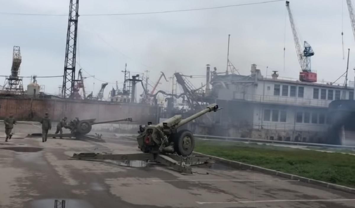 У російських військових в окупованій Керчі заклинило гармату: відео У російських військових в окупованій Керчі заклинило гармату: відео