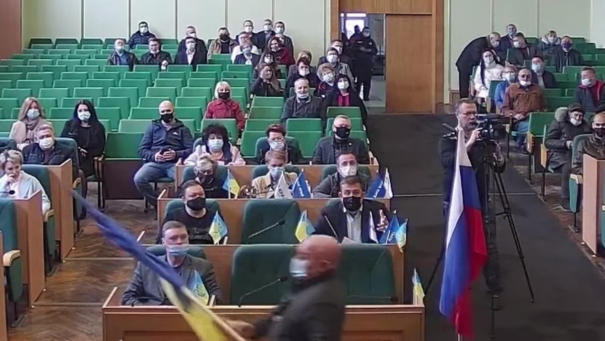 У роковини окупації до міськради Слов'янська внесли російський прапор