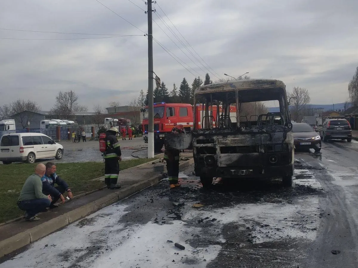 У Дрогобичі під час руху загорівся автобус: у салоні були пасажири – фото 