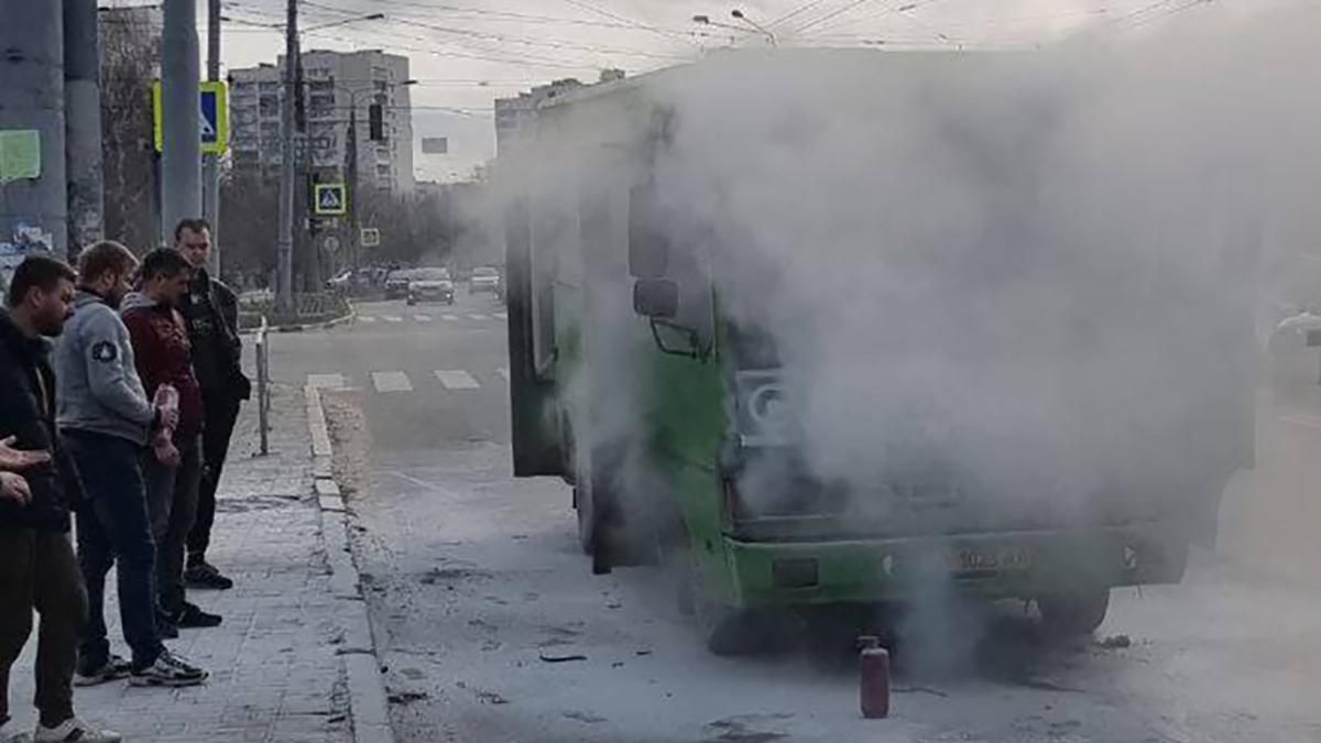 В Харькове горела маршрутка с пассажирами: видео, фото