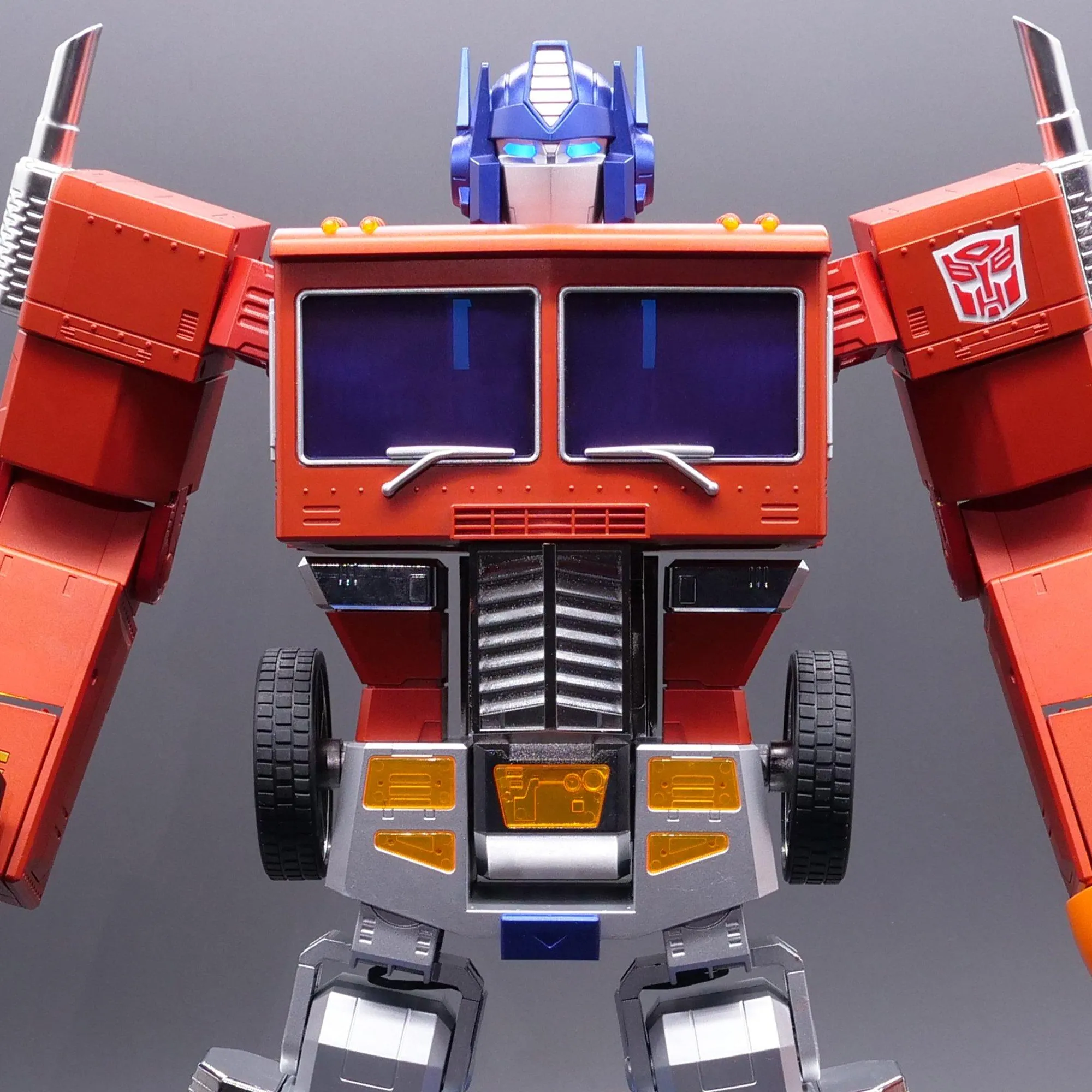 Hasbro представила інтерактивного робота Optimus Prime з функцією автоматичного перетворення