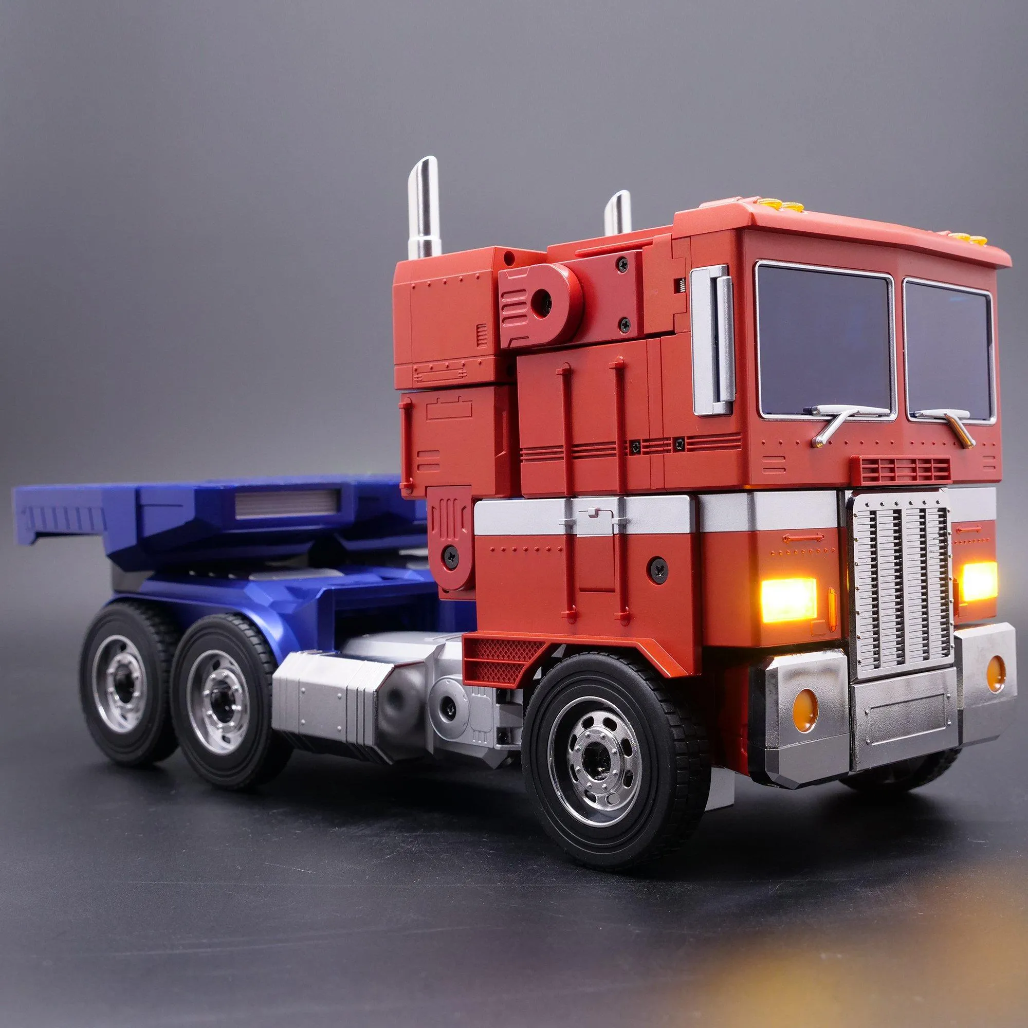 Hasbro представила інтерактивного робота Optimus Prime з функцією автоматичного перетворення Hasbro представила інтерактивного робота Optimus Prime з функцією автоматичного перетворення