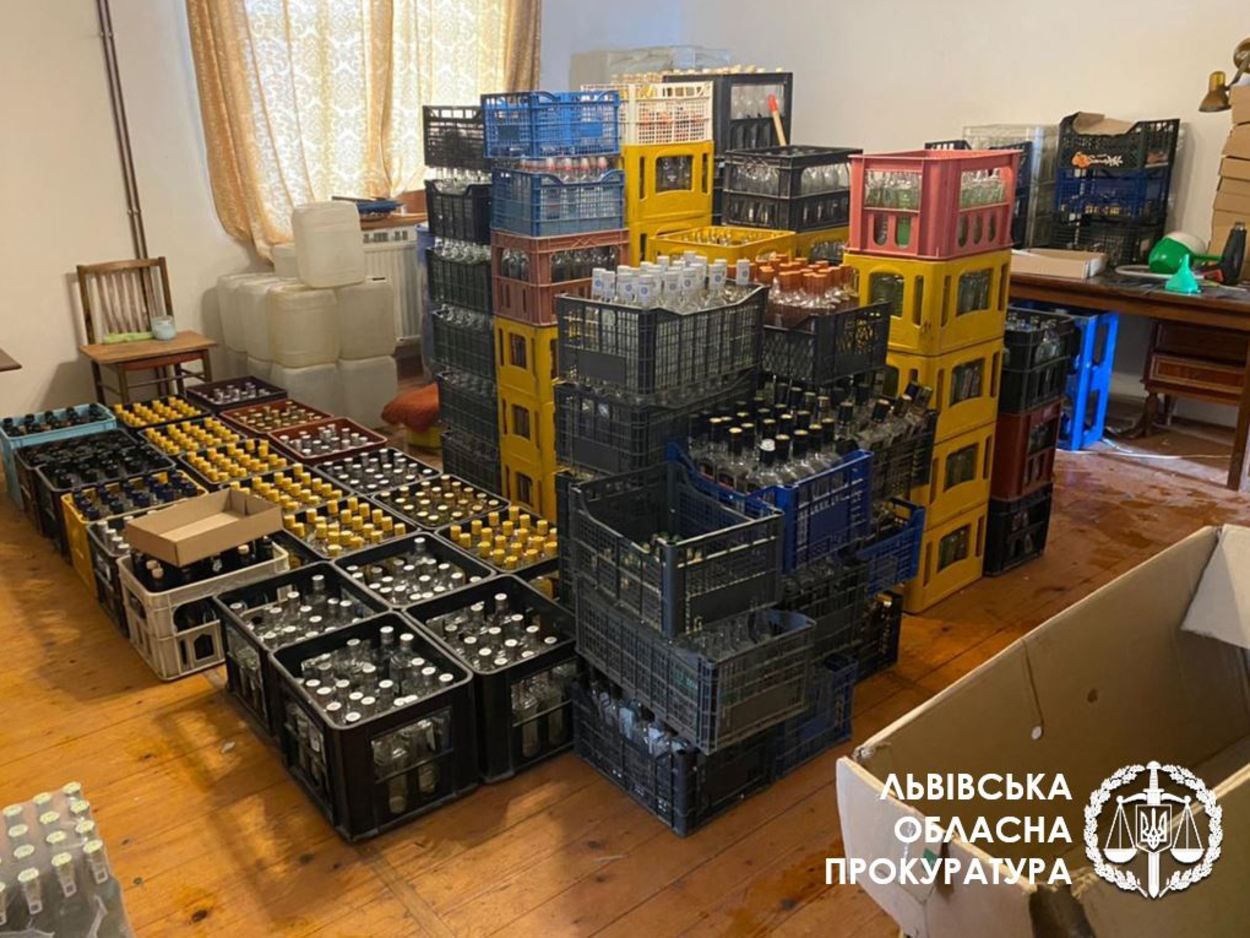 Прибуток – 4 мільйони гривень: на Львівщині викрили цех з виробництва фальсифікованої горілки