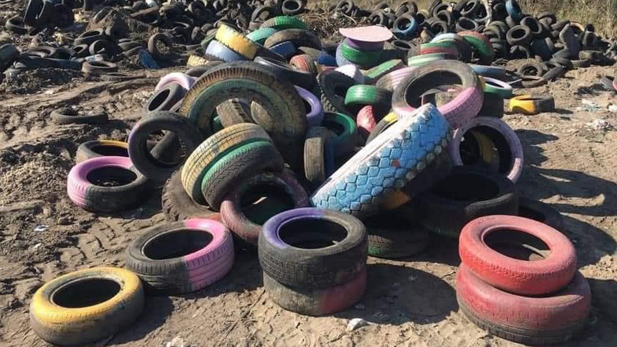 В Киеве коммунальщики сожгли шины, которые собрали во дворах В Киеве коммунальщики сожгли шины, которые собрали во дворах