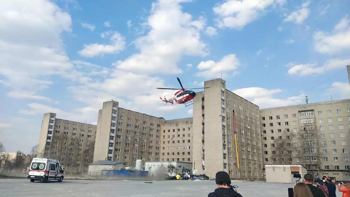 Гелікоптер доправив у Львів ще одну важкохвору пацієнтку з найвіддаленішого гірського району 