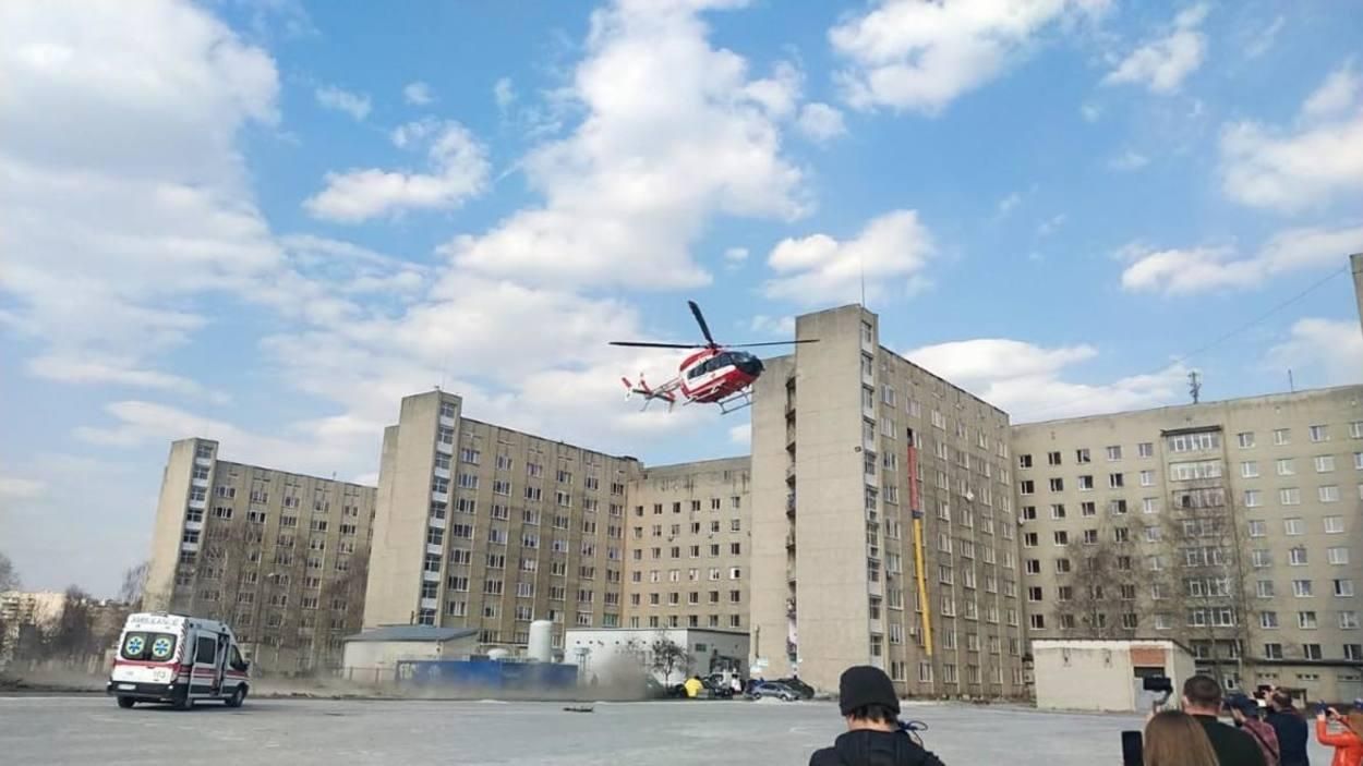 Вертолет доставил во Львов еще одну тяжелобольную пациентку из самого отдаленного горного района 