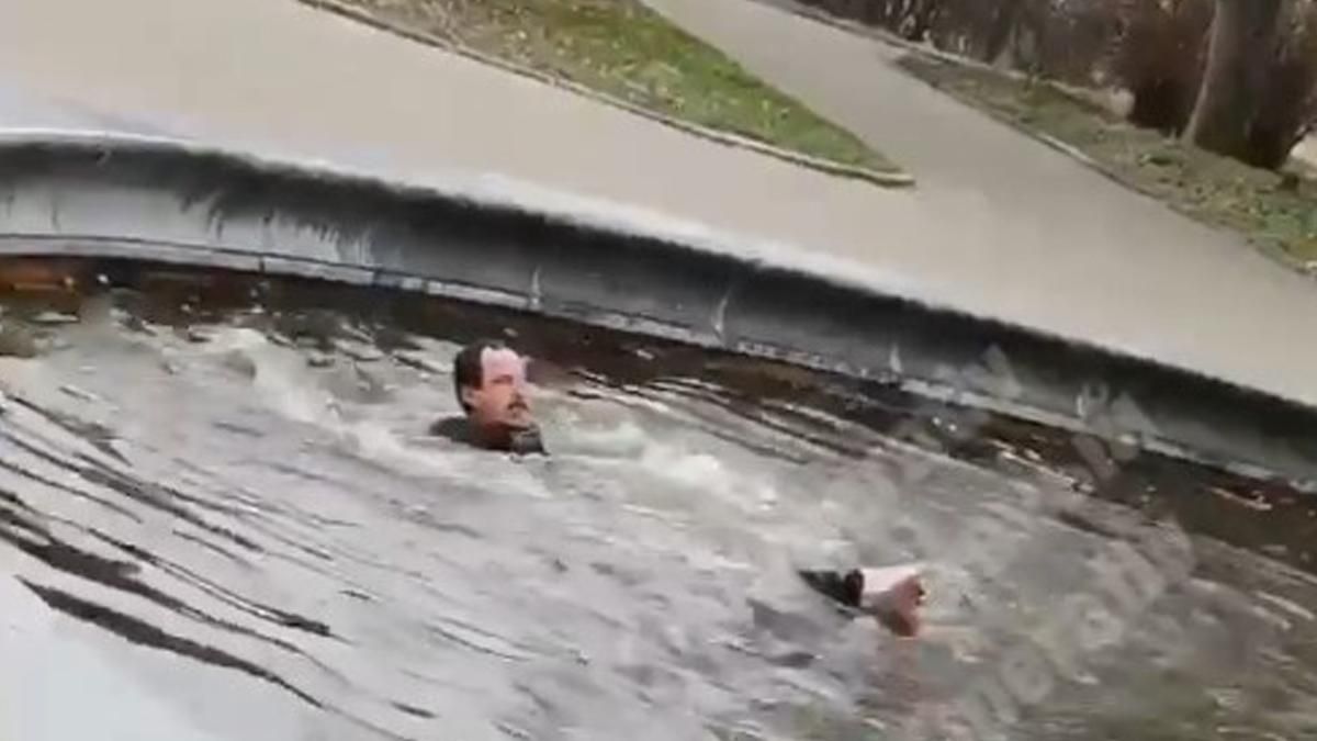 У Києві чоловік влаштував заплив у фонтані ботанічного саду: відео