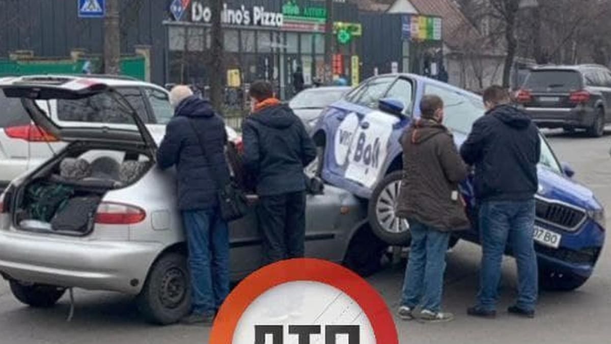 В Киеве таксист Bolt заехал на капот Lanos