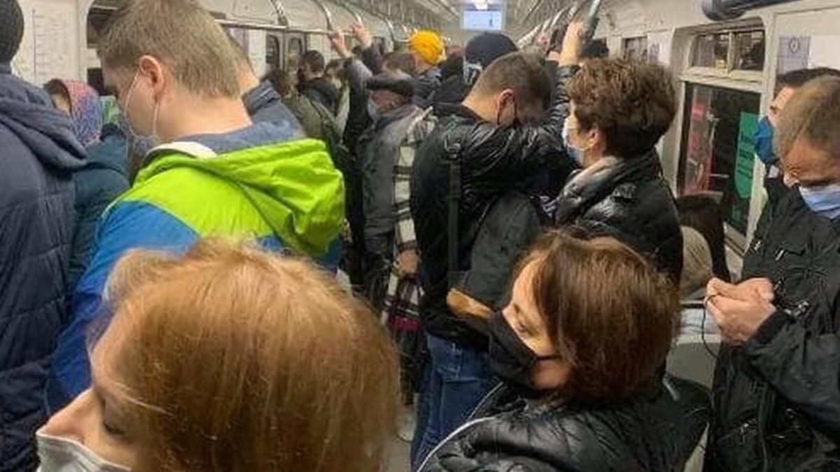 У метро Києва знову не можна дотримуватись соціальної дистанції У метро Києва знову не можна дотримуватись соціальної дистанції