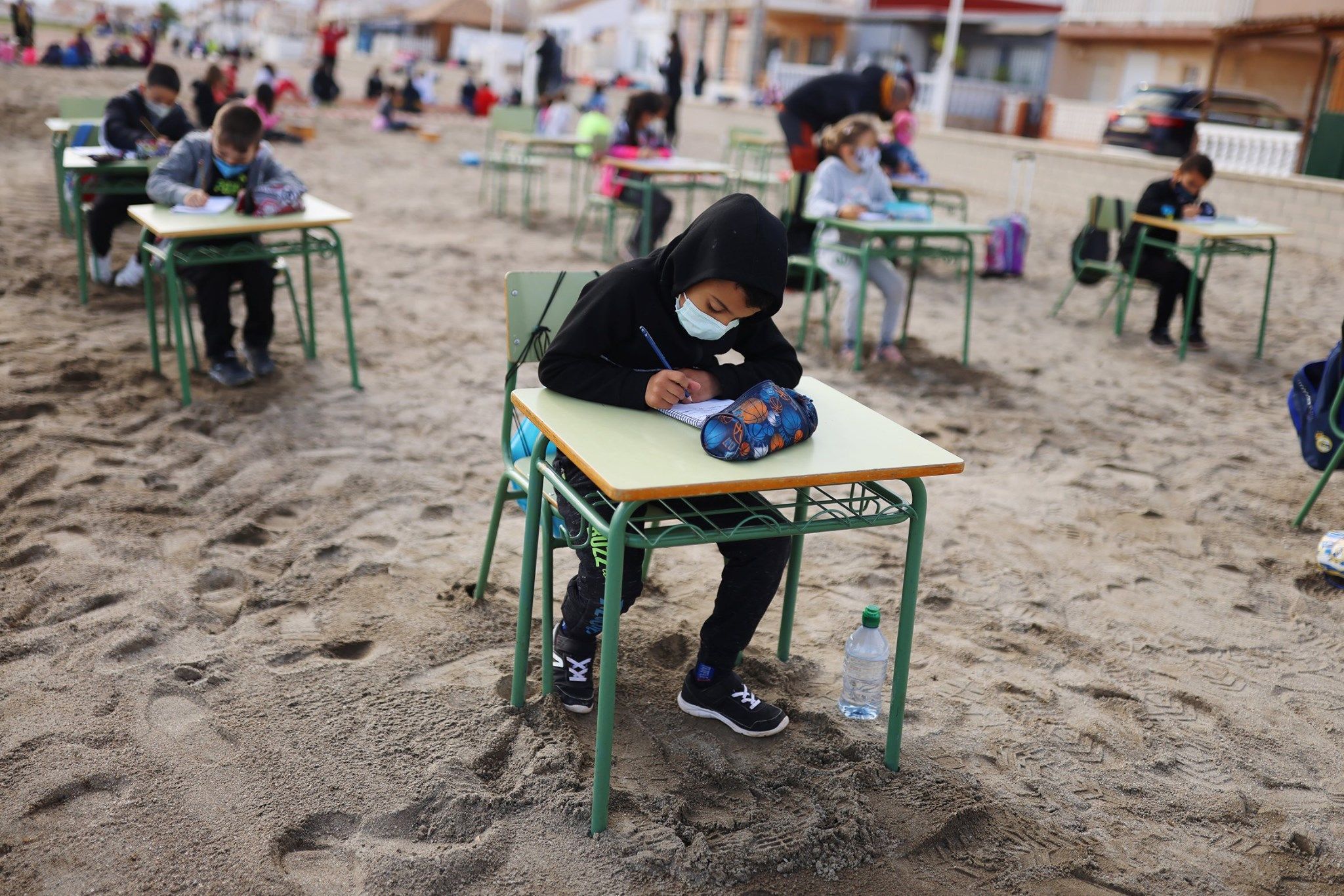 Школа в Испании проводит уроки для учеников на пляже: фото