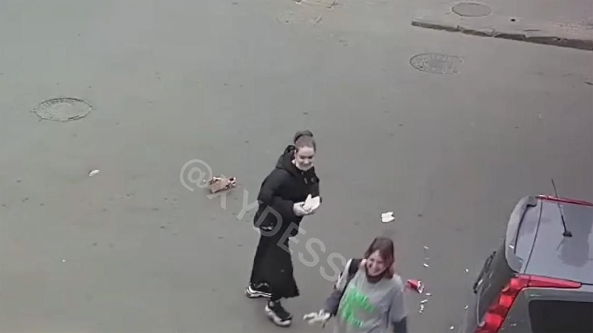 В Одессе девушка подобрала бургер на дороге и начала его есть: видео