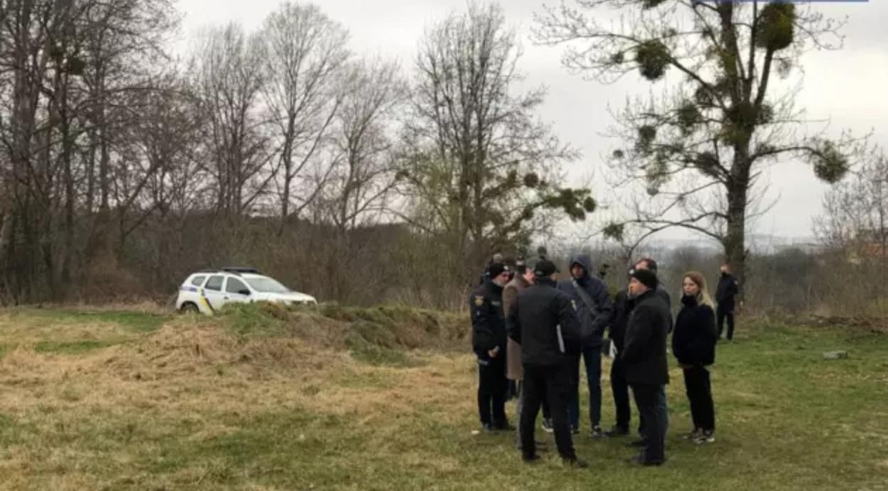 В львовском парке дети нашли человеческие останки: фото В львовском парке дети нашли человеческие останки: фото