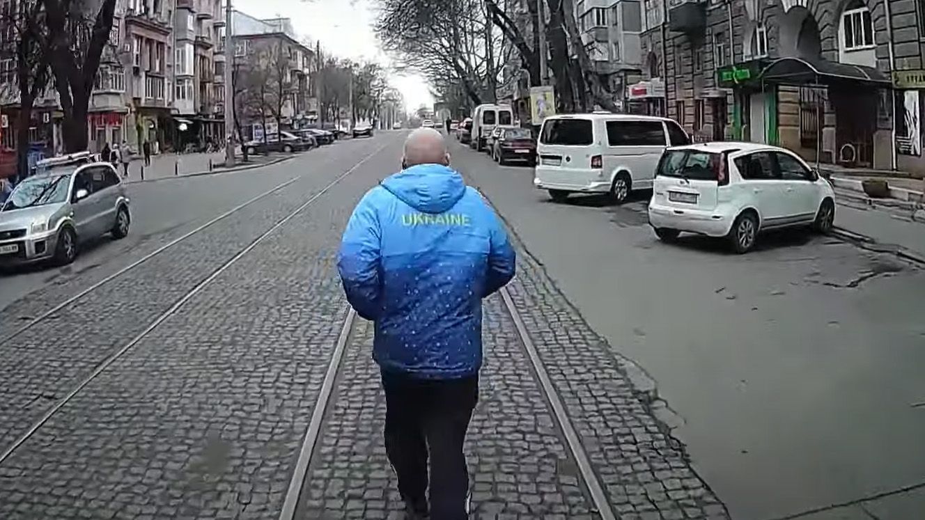 В Николаеве пенсионер опоздал на трамвай, оббежал его и ткнул фак В Николаеве пенсионер опоздал на трамвай, оббежал его и ткнул фак