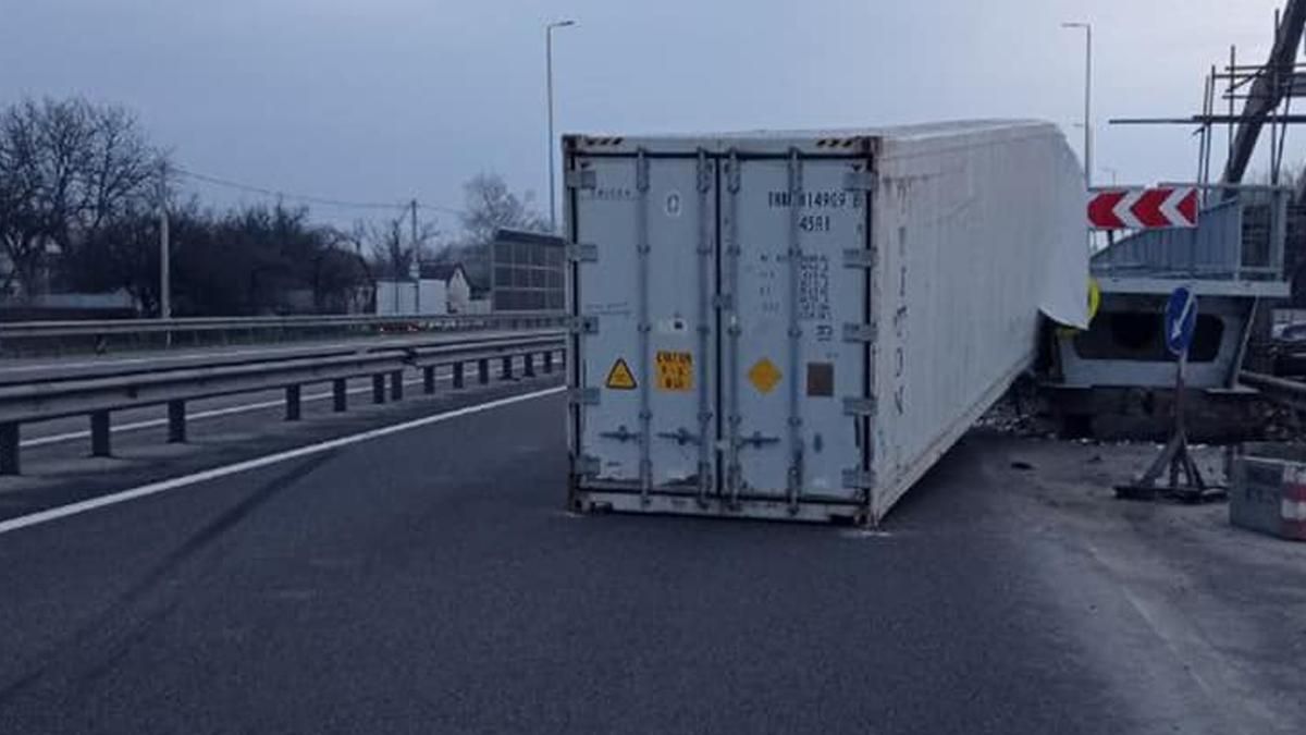 Под Киевом грузовик Volvo въехала в мост