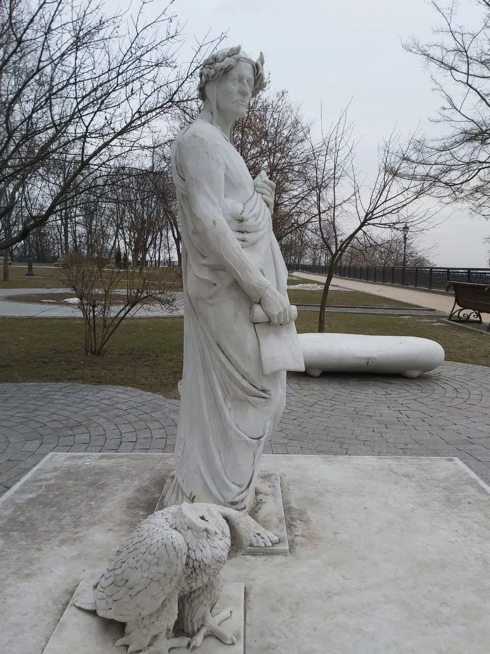 Пам’ятник Данте в Києві: з Італії привезуть нового орла