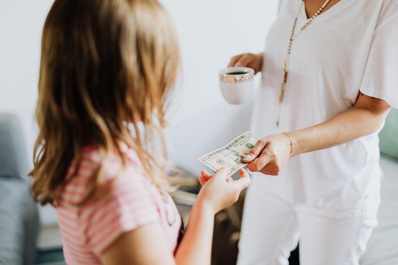 Почему важно говорить с детьми о деньгах