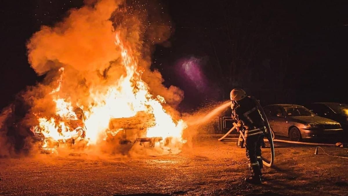 На Оболони в Киеве дотла сгорели 2 автомобиля