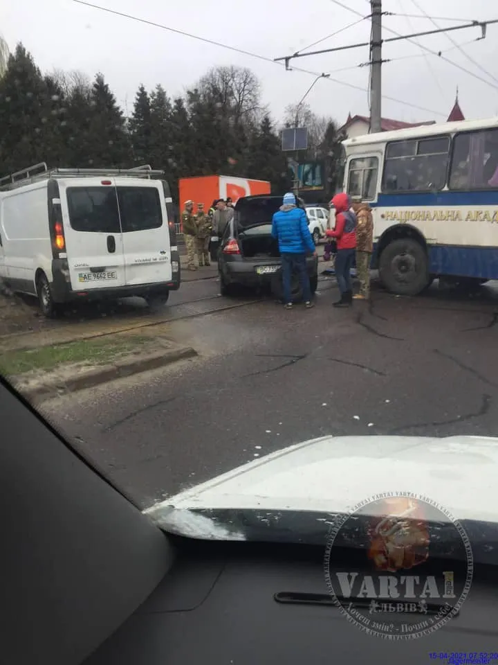 У Львові автобус з військовими потрапив в аварію: фото