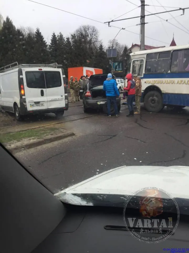У Львові автобус з військовими потрапив в аварію: фото У Львові автобус з військовими потрапив в аварію: фото