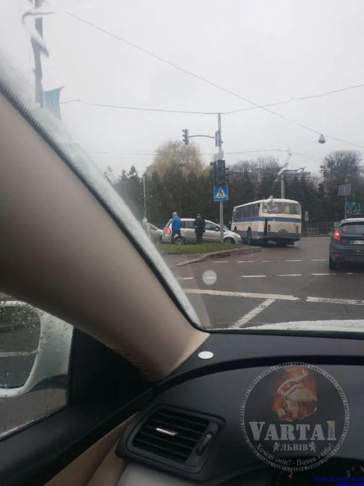 У Львові автобус з військовими потрапив в аварію: фото У Львові автобус з військовими потрапив в аварію: фото