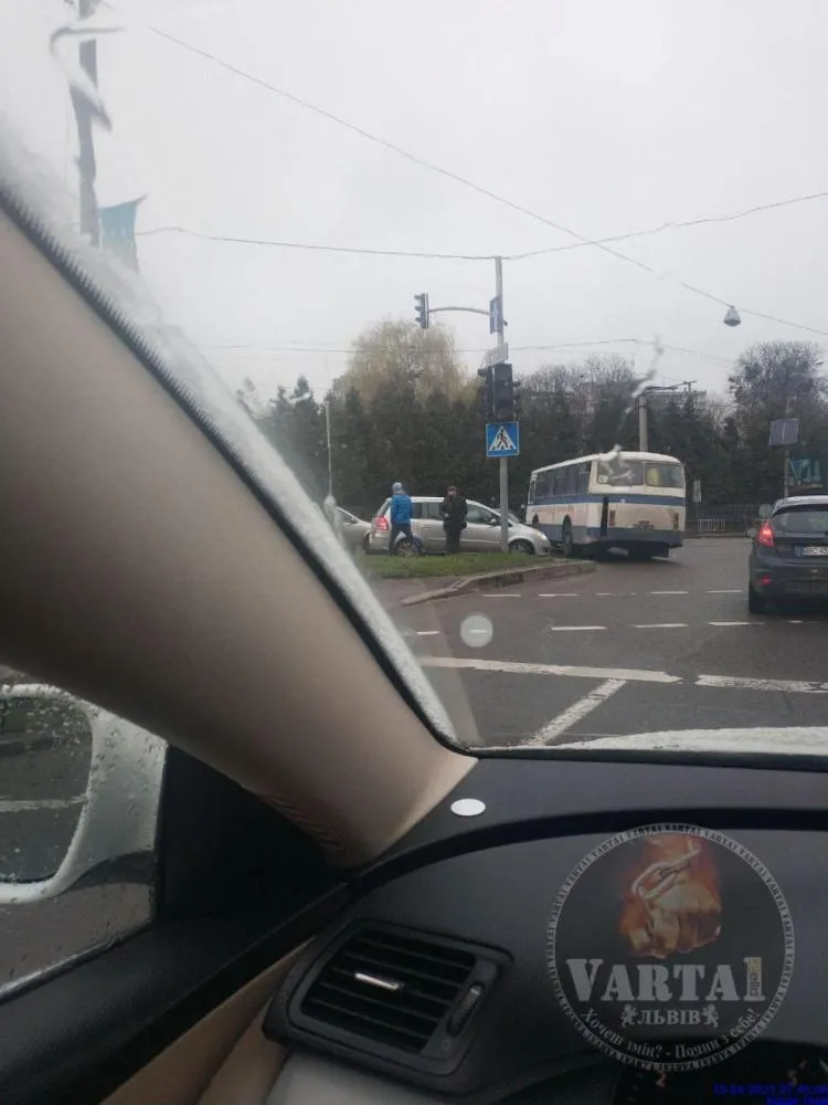У Львові автобус з військовими потрапив в аварію: фото