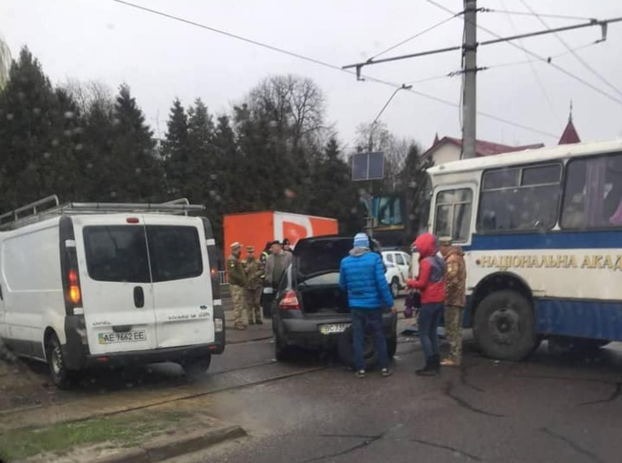 Во Львове 15.04.2021 автобус с военными попал в аварию: фото 