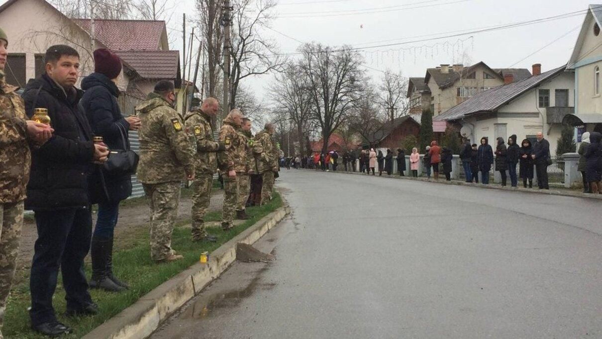 На Буковині прощаються з загиблим на Донбасі Ярославом Карлійчуком 