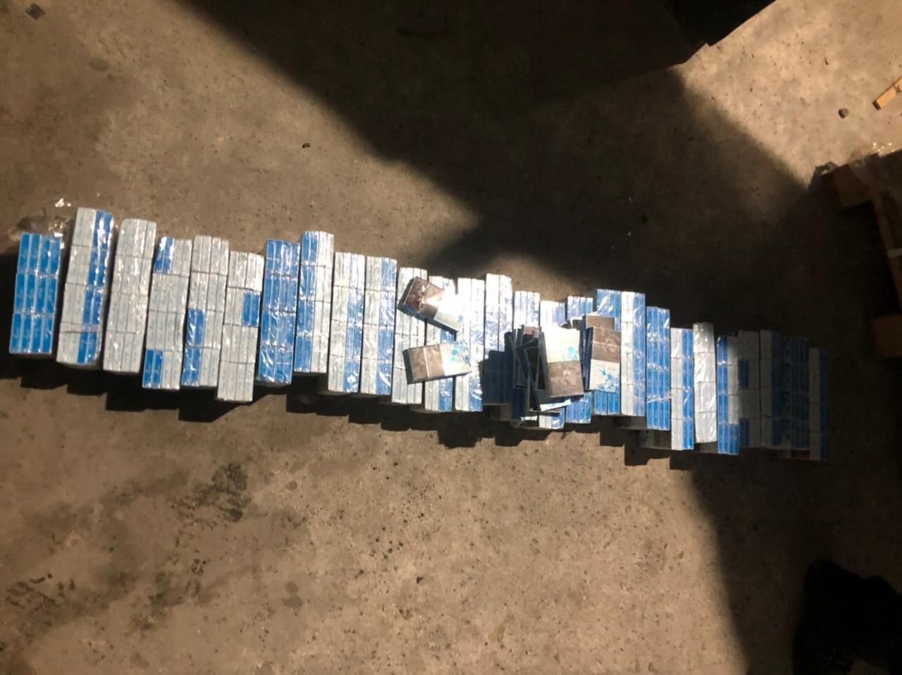 Контрабандист выдумщик зашпаклевал сигареты в крышу своего авто: фото и видео Контрабандист выдумщик зашпаклевал сигареты в крышу своего авто: фото и видео