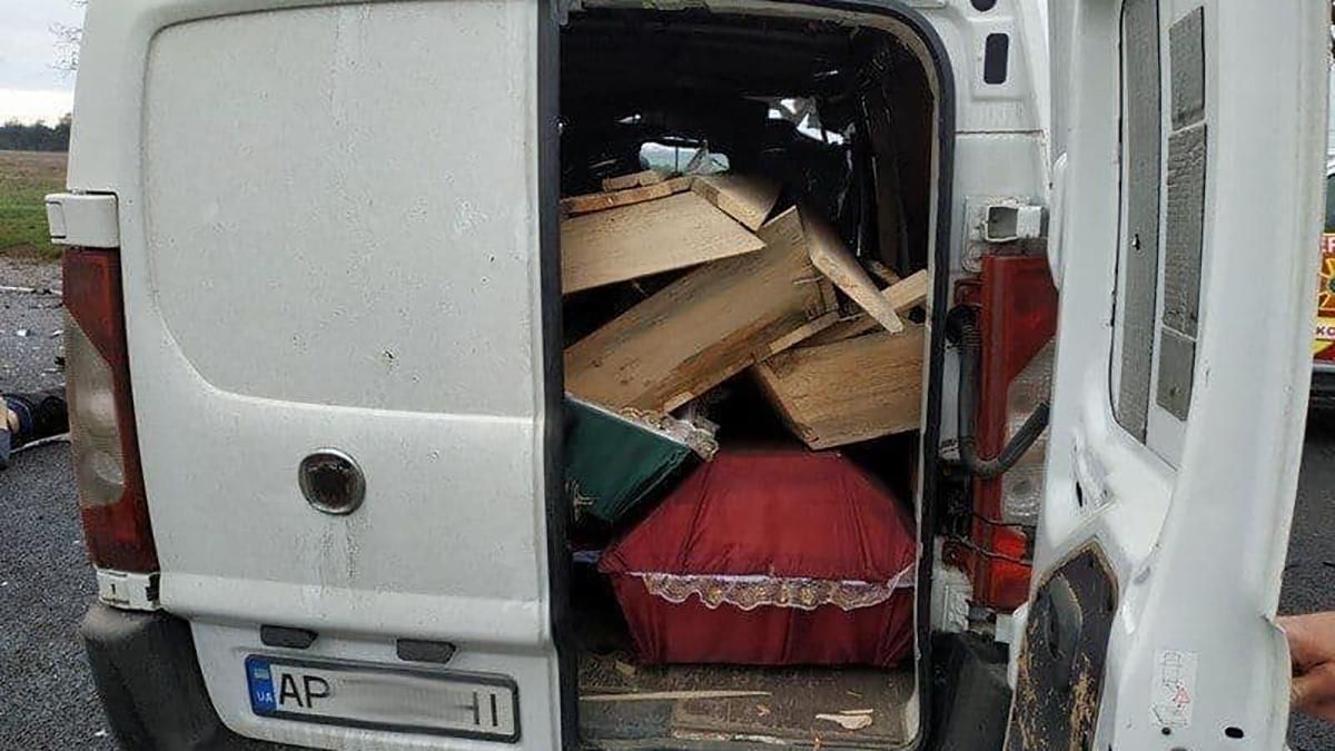 ДТП ритуального буса з авто Укрпошти під Миколаєвом – фото, відео ДТП ритуального буса з авто Укрпошти під Миколаєвом – фото, відео