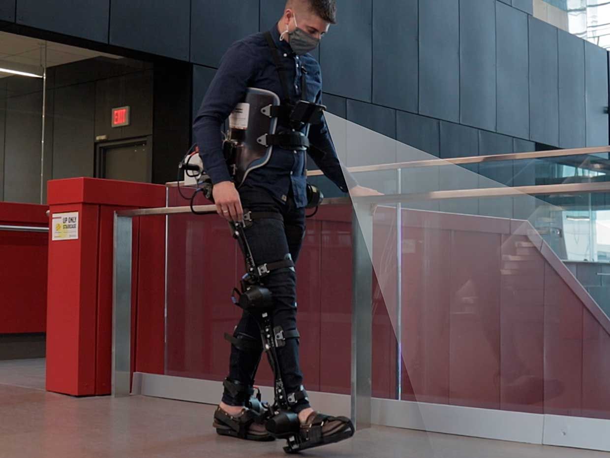 Інженери за допомогою камер та ШІ навчать екзоскелети ходити самостійно