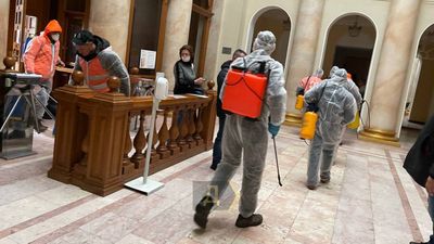 В мерії Одеси спалах COVID-19: приміщення дезинфікують у спецкостюмах – фото