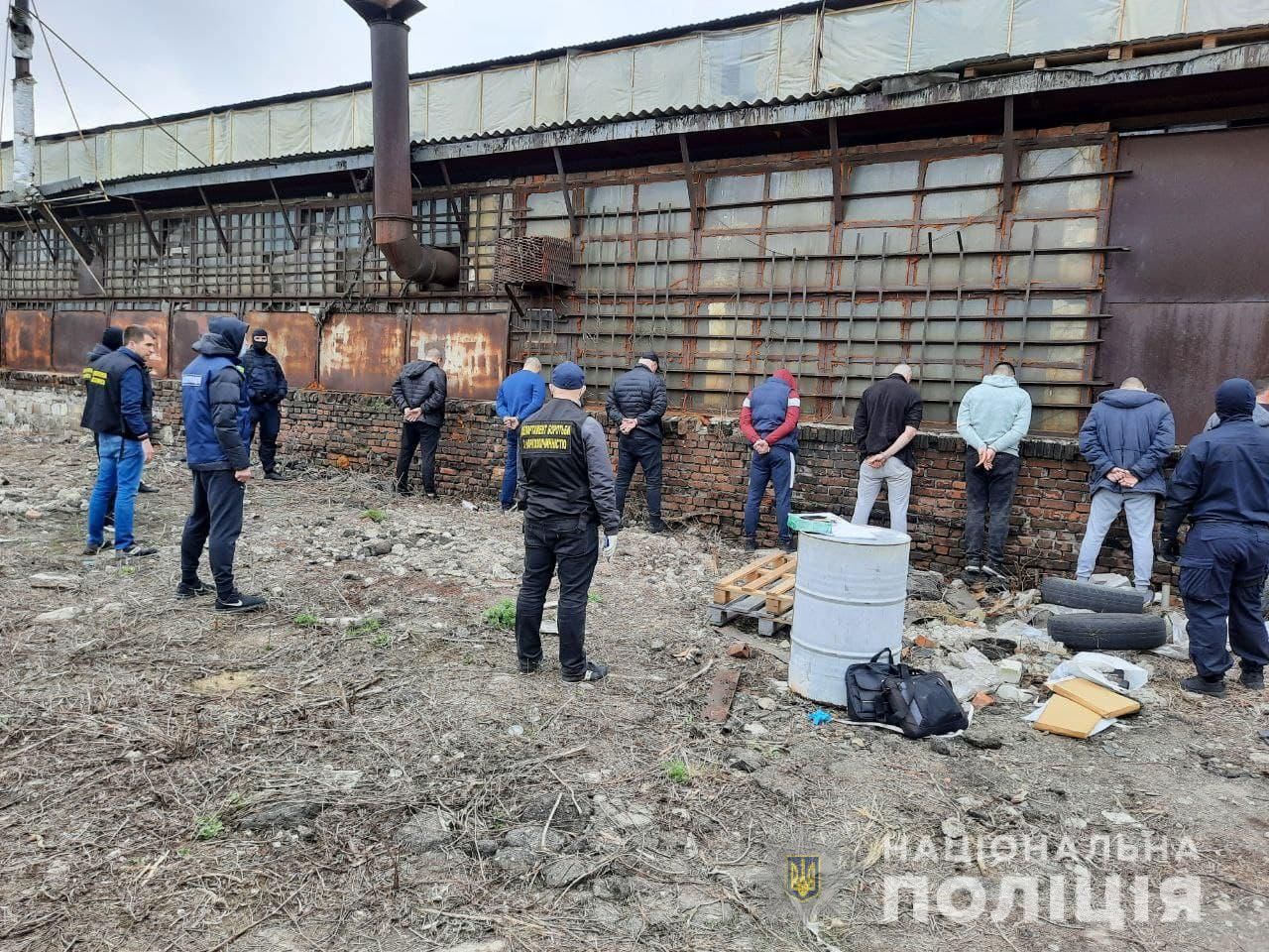 Під варту без застави: запобіжний захід для 8 наркодилерів з Дніпра