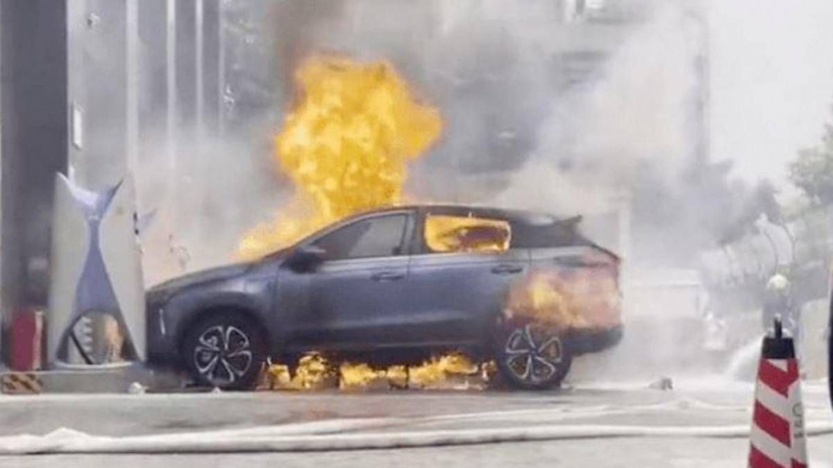 В Китае загорелся электромобиль во время зарядки