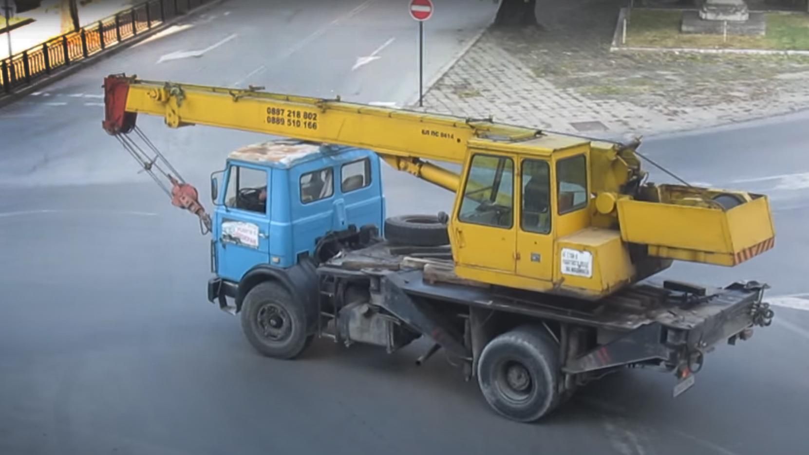 Автокран наехал бабушку у перехода: видео, фото Автокран наехал бабушку у перехода: видео, фото