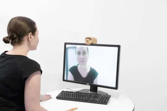 Дослідник створив моторошну вебкамеру у вигляді людського ока, яка здатна підморгувати 