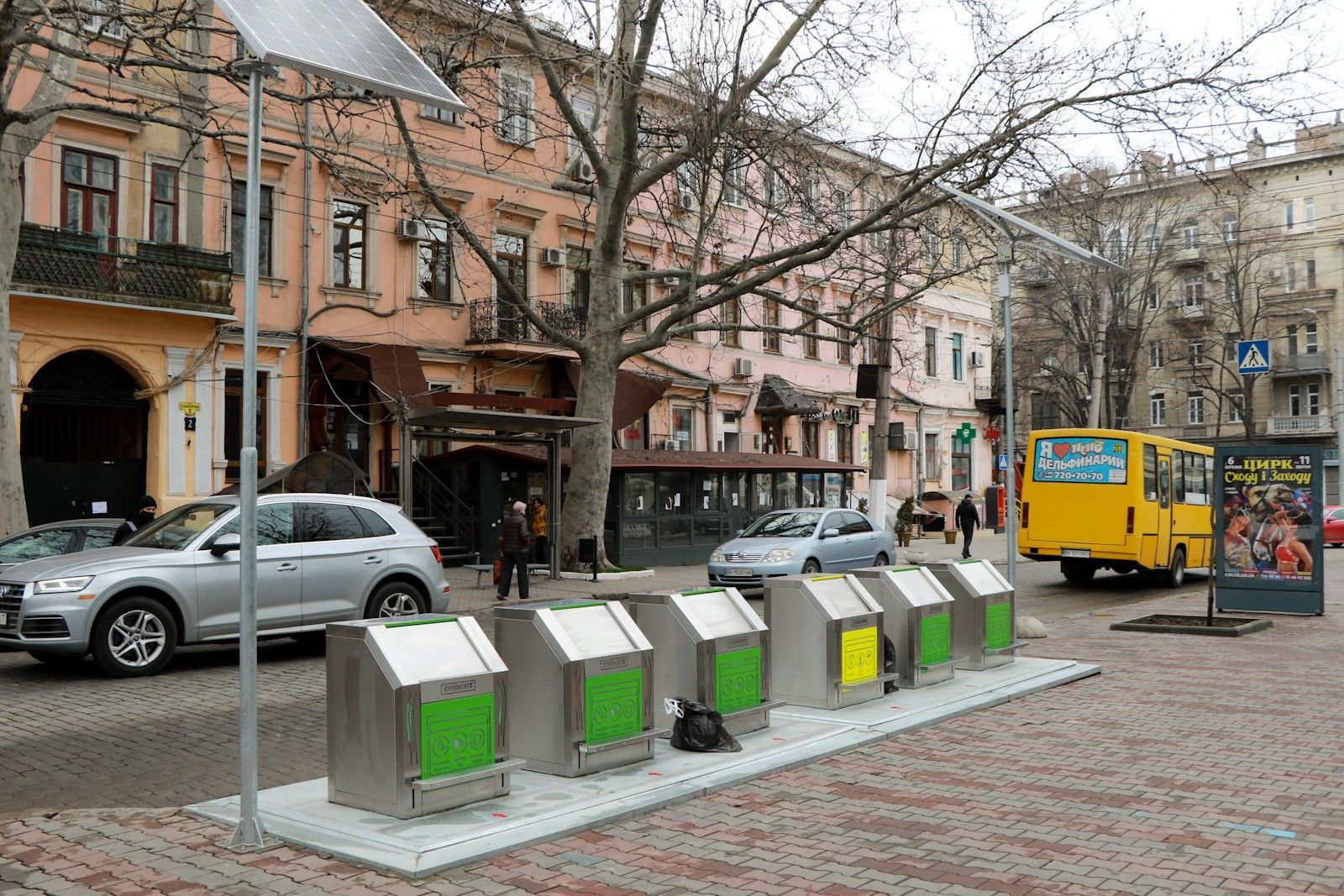 У центрі Одеси з'явилися сміттєві баки з Wi-Fi та сонячними панелями